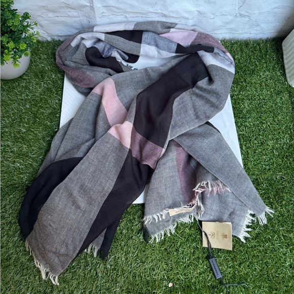 Burberry
Relaxed Mega Check Square Scarf 55” x 55 frayed edges - Picture 7 of 13
